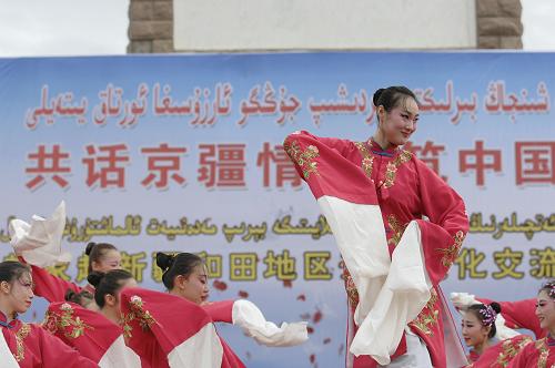 首都文艺家赴新疆文化援疆